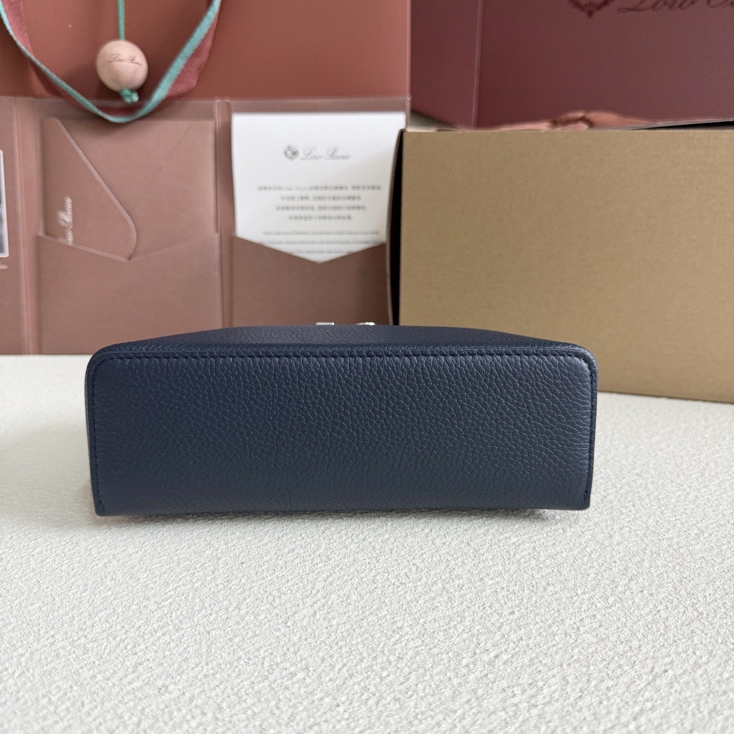 L0r0 P1ana Extra Pocket L19 Grained Calfskin 11 x 19 x 6.5 cm