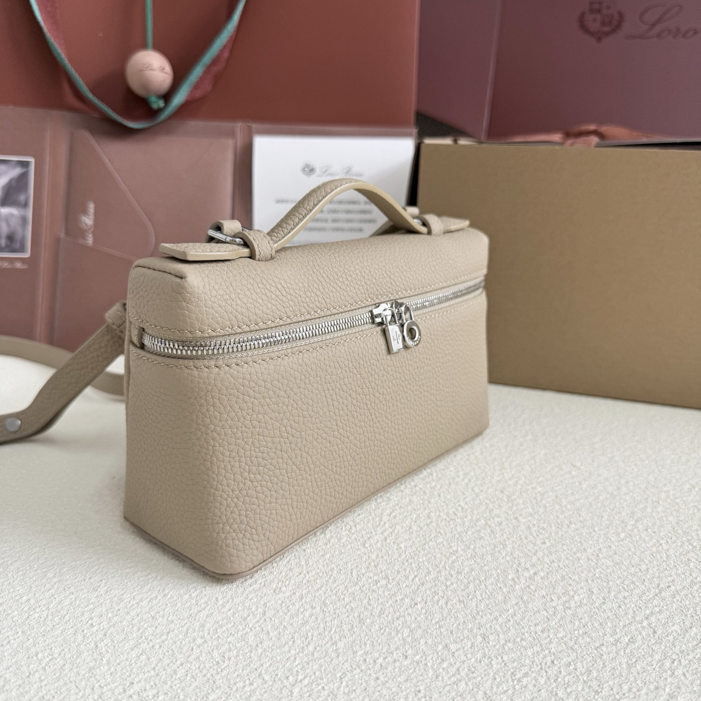 L0r0 P1ana Extra Pocket L19 Grained Calfskin 11 x 19 x 6.5 cm