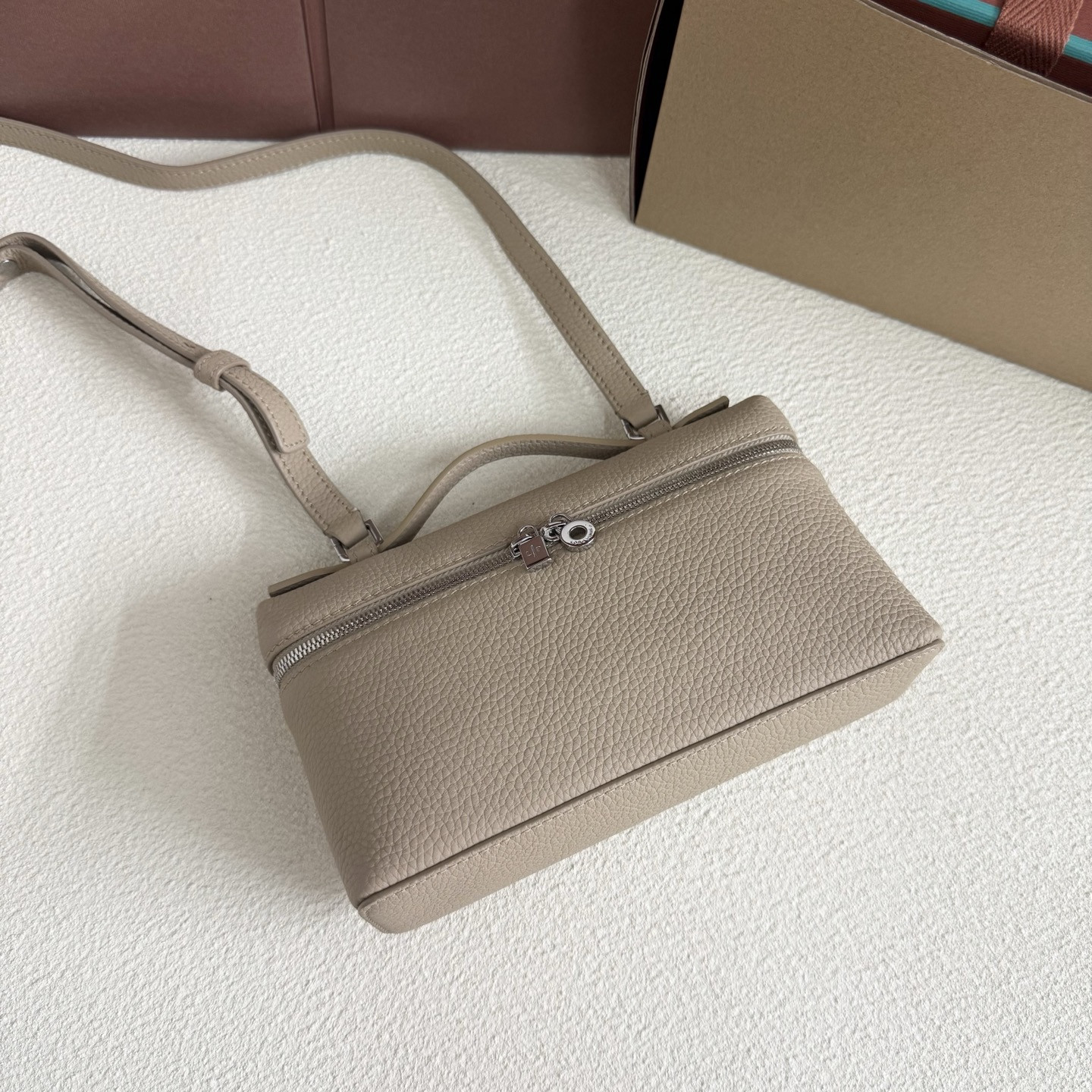 L0r0 P1ana Extra Pocket L19 Grained Calfskin 11 x 19 x 6.5 cm