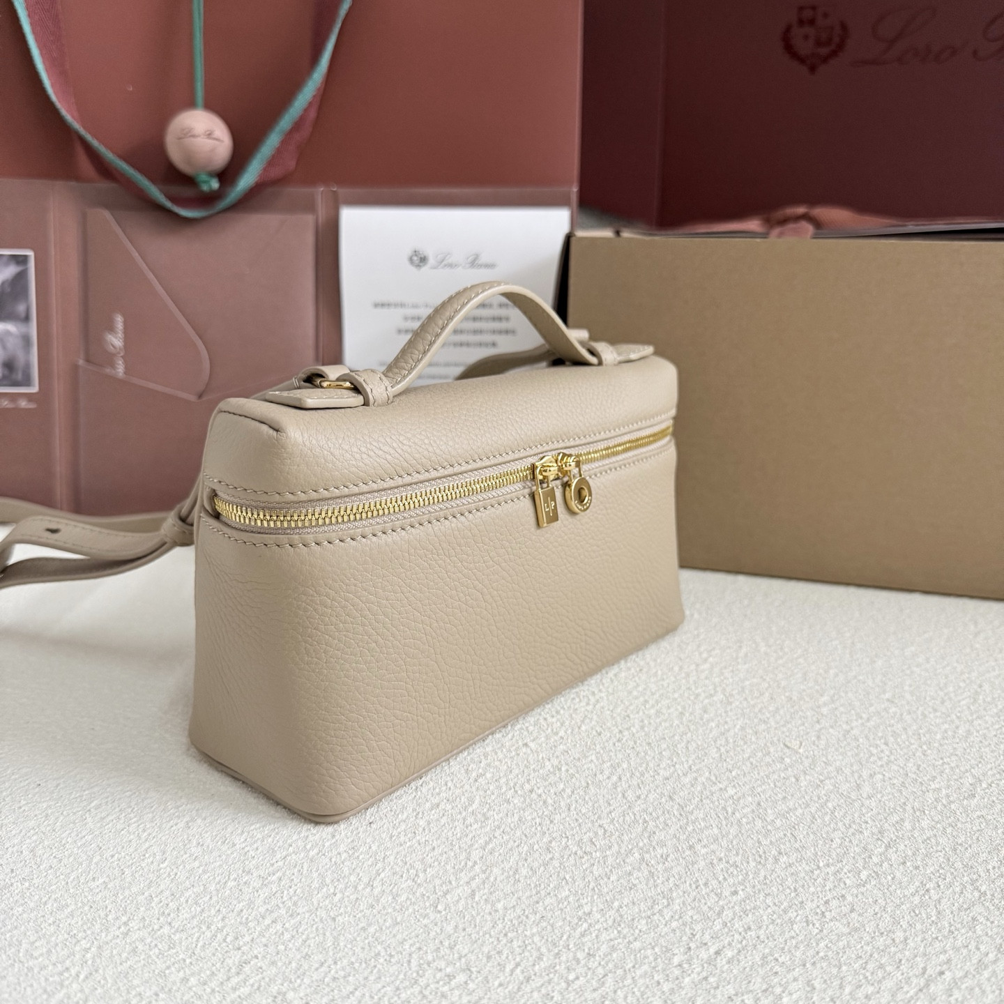 L0r0 P1ana Extra Pocket L19 Grained Calfskin 11 x 19 x 6.5 cm
