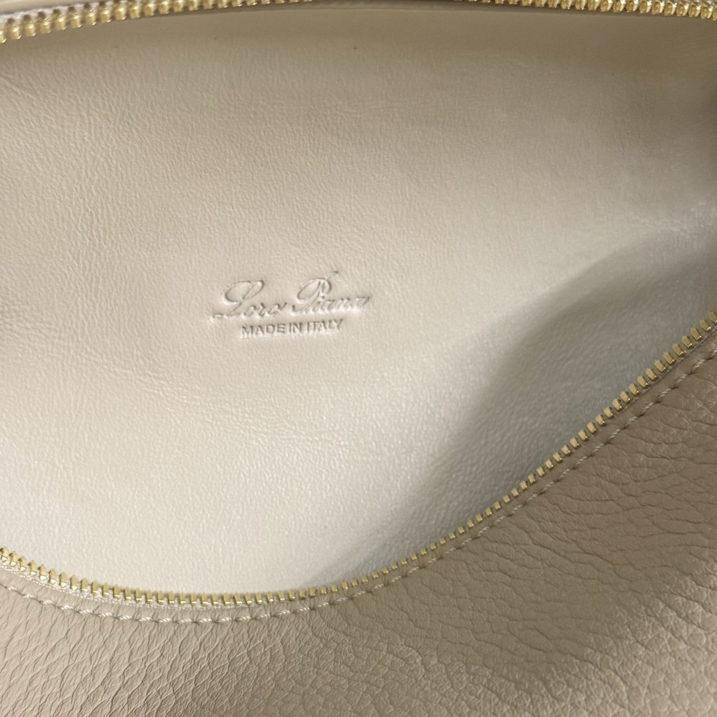 L0r0 P1ana Extra Pocket L19 Grained Calfskin 11 x 19 x 6.5 cm