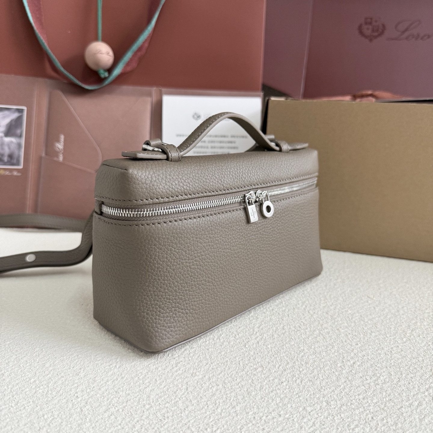 L0r0 P1ana Extra Pocket L19 Grained Calfskin 11 x 19 x 6.5 cm