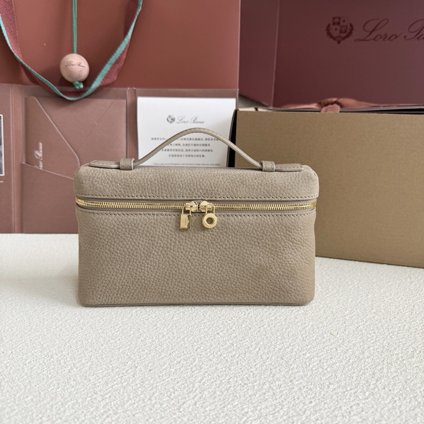 L0r0 P1ana Extra Pocket L19 Grained Calfskin 11 x 19 x 6.5 cm