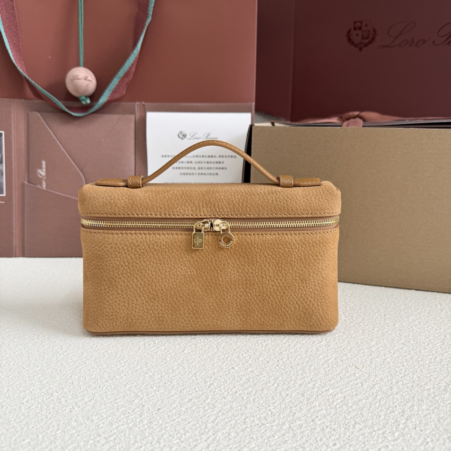 L0r0 P1ana Extra Pocket L19 Grained Calfskin 11 x 19 x 6.5 cm