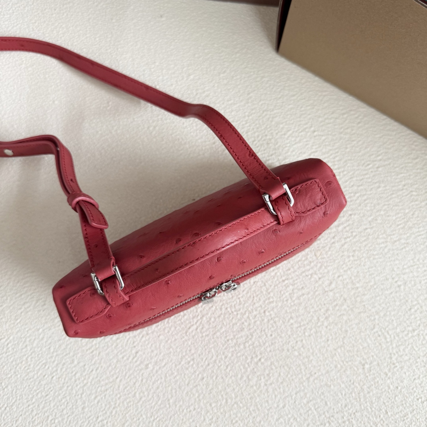 L0r0 P1ana Extra Pocket L19 Ostrich-grained Leather 11 x 19 x 6.5 cm