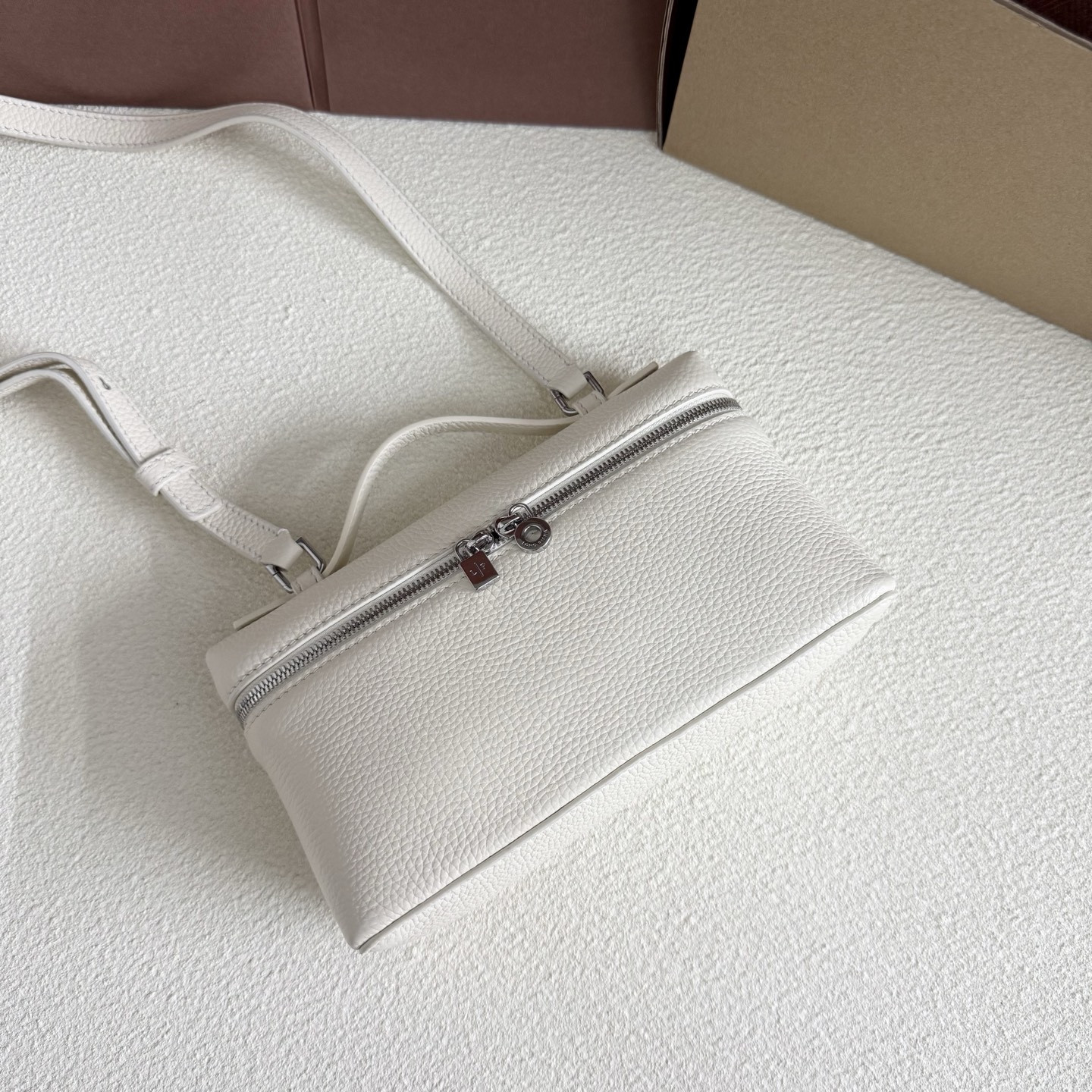 L0r0 P1ana Extra Pocket L19  Grained Calfskin 11 x 19 x 6.5 cm