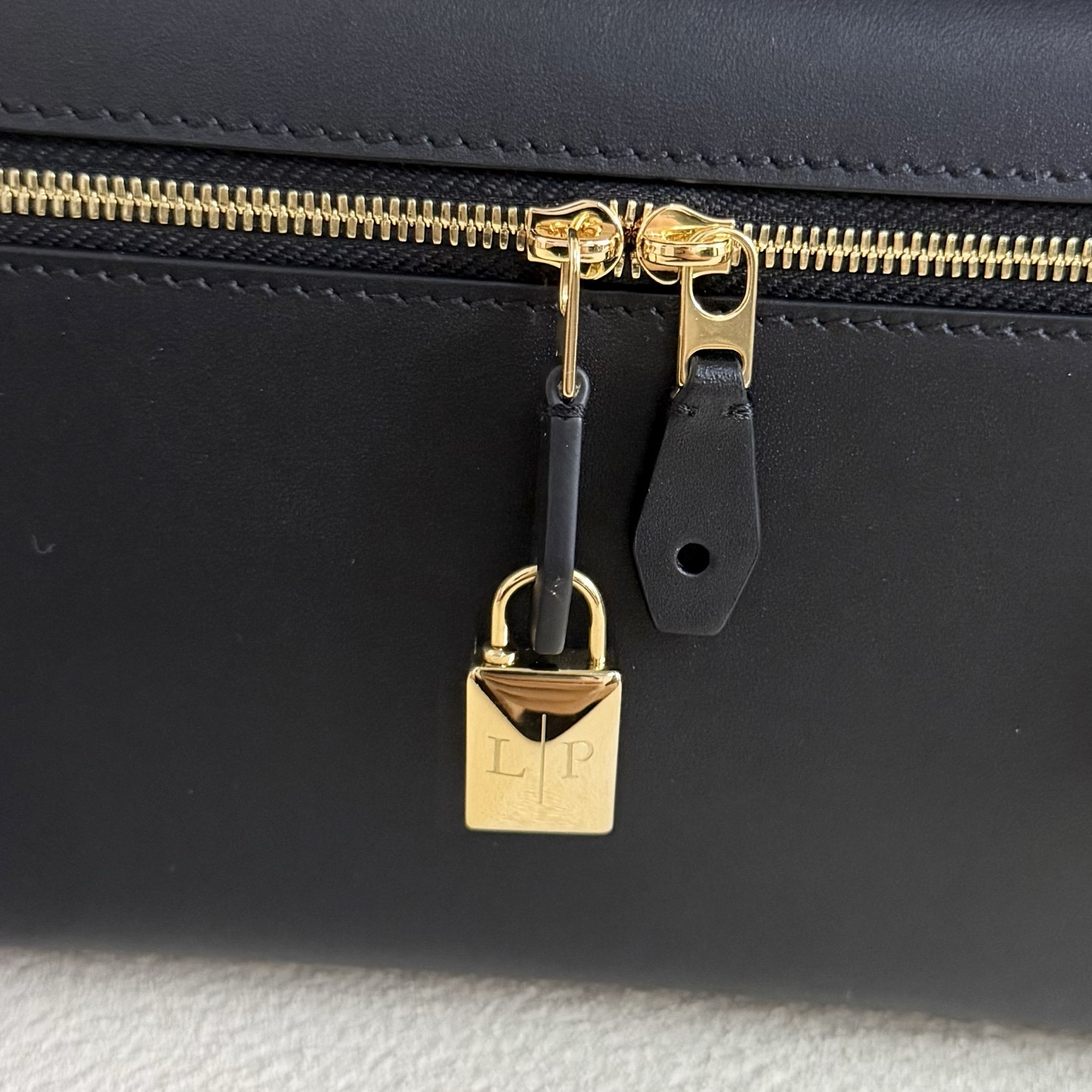 L0r0 P1ana Extra Clutch L29 29x14x3cm