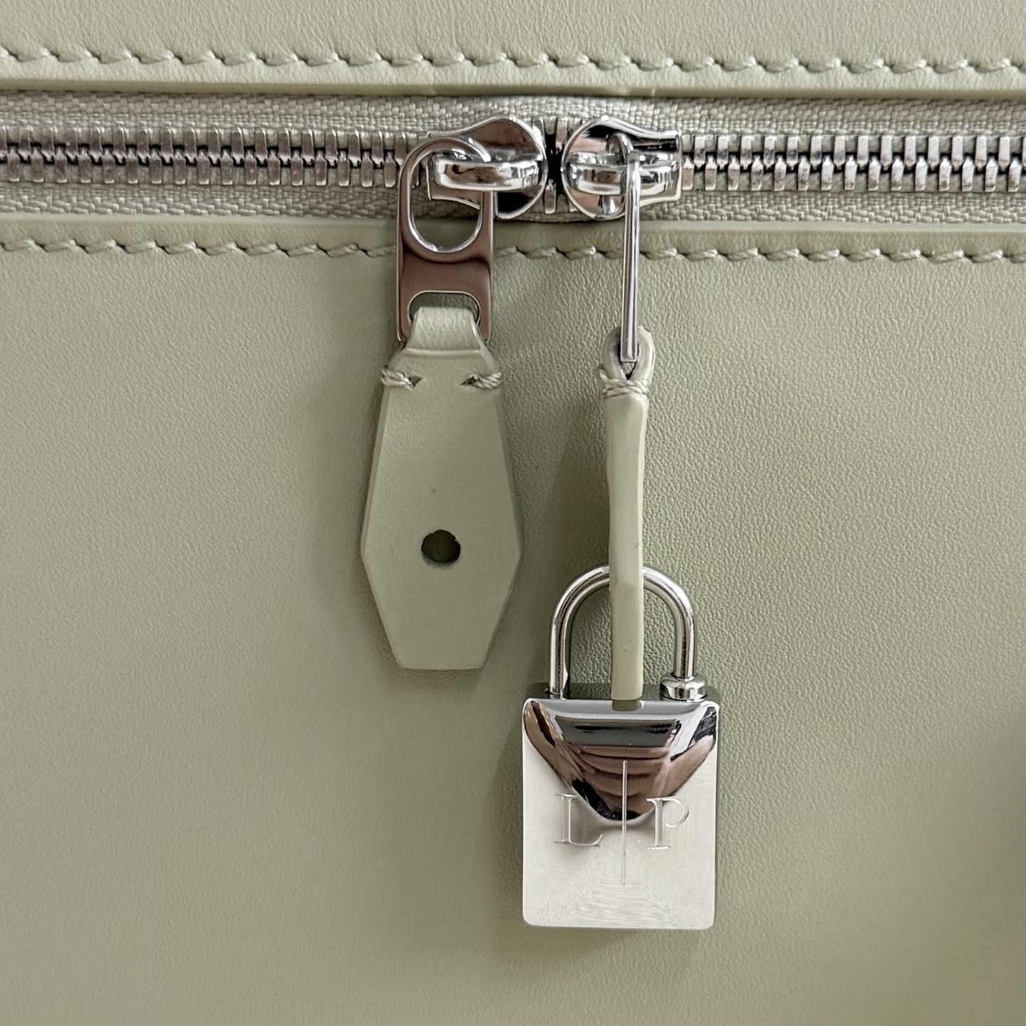 L0r0 P1ana Extra Pocket L27 Calfskin 16x27x10cm