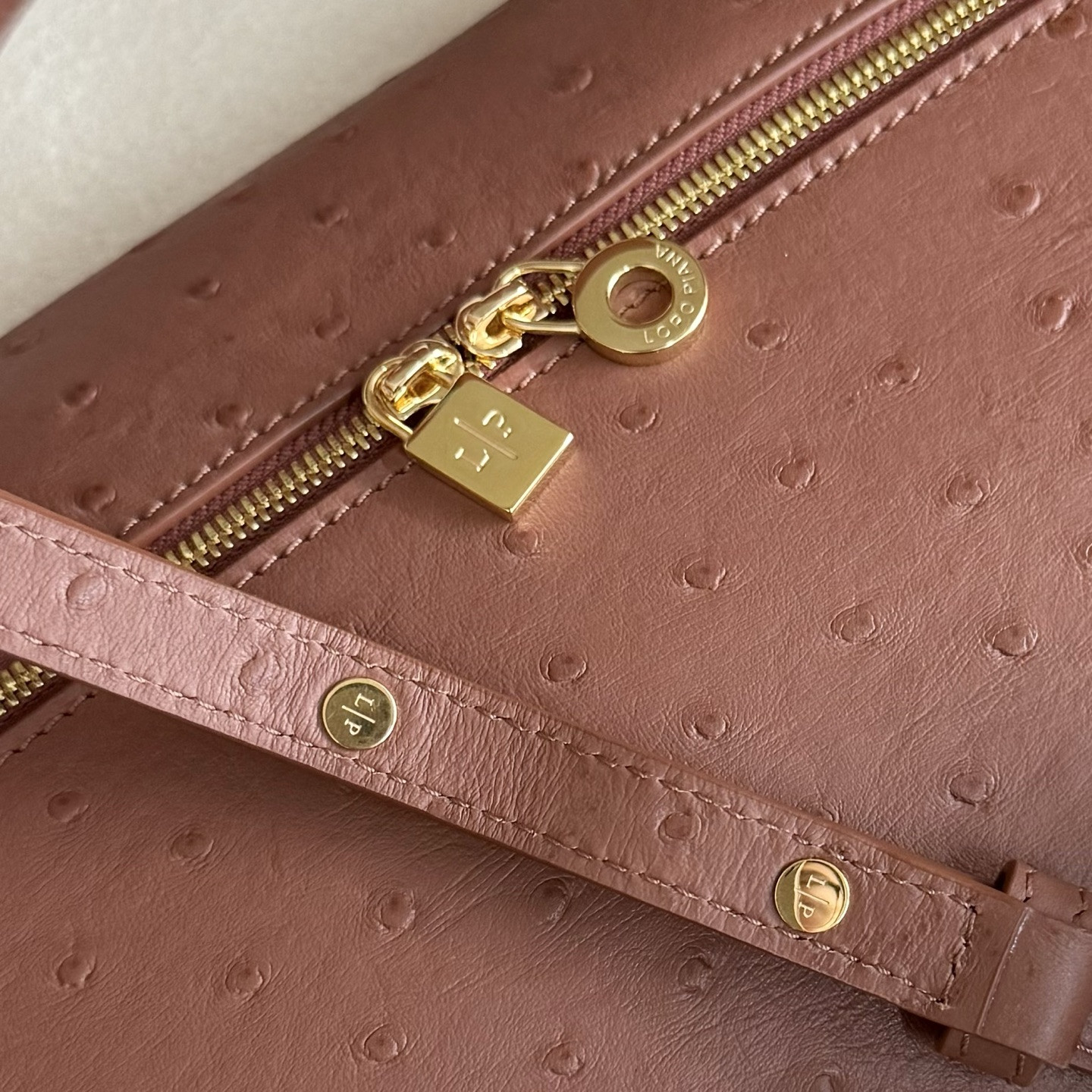 L0r0 P1ana Extra Pocket L27 Ostrich-grained Leather 16x27x10cm