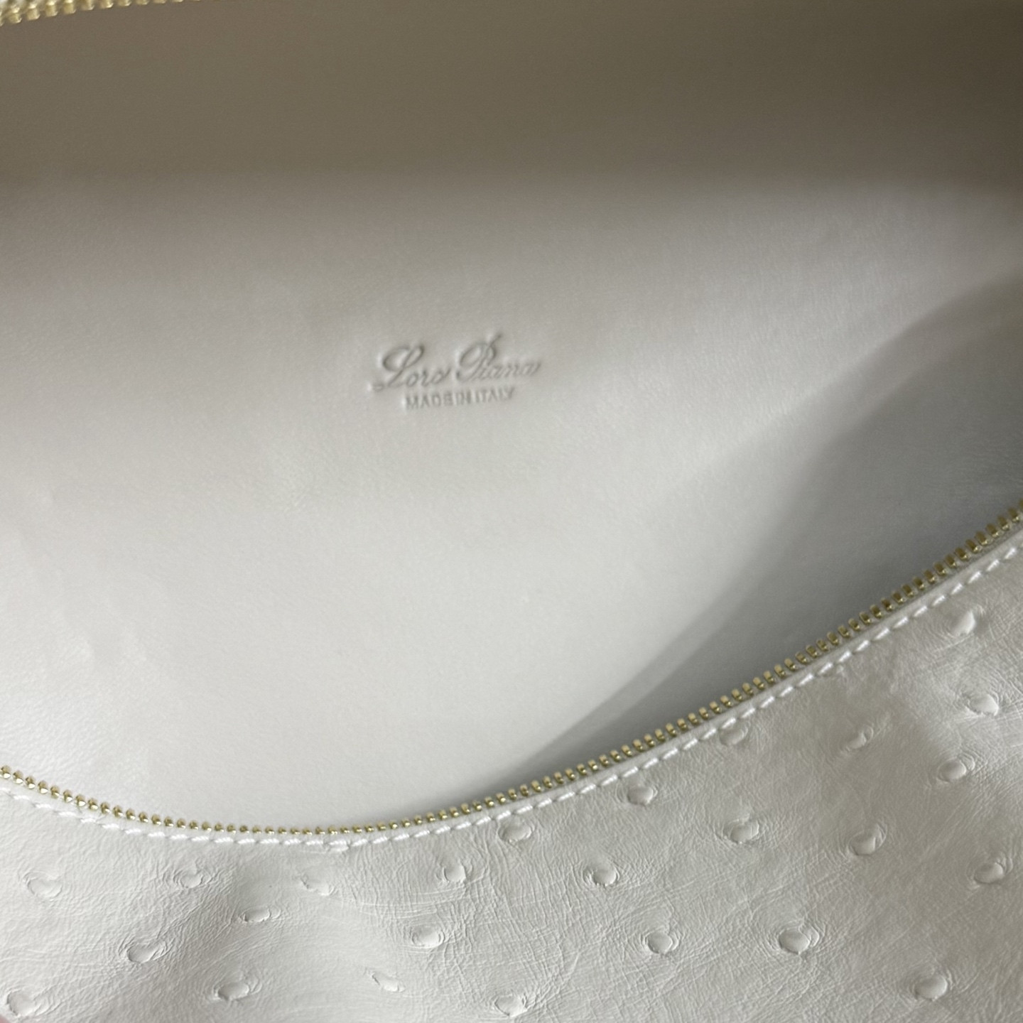 L0r0 P1ana Extra Pocket L27 Ostrich-grained Leather 16x27x10cm