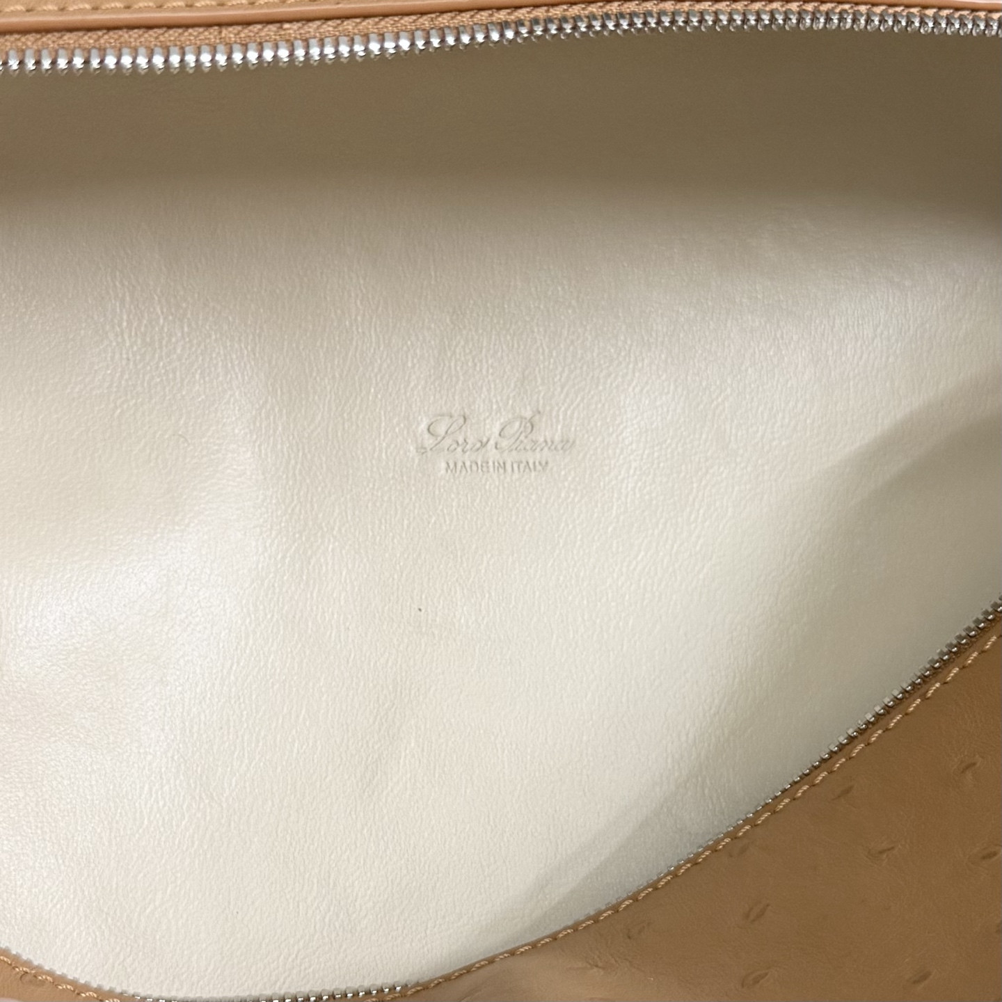 L0r0 P1ana Extra Pocket L27 Ostrich-grained Leather 16x27x10cm