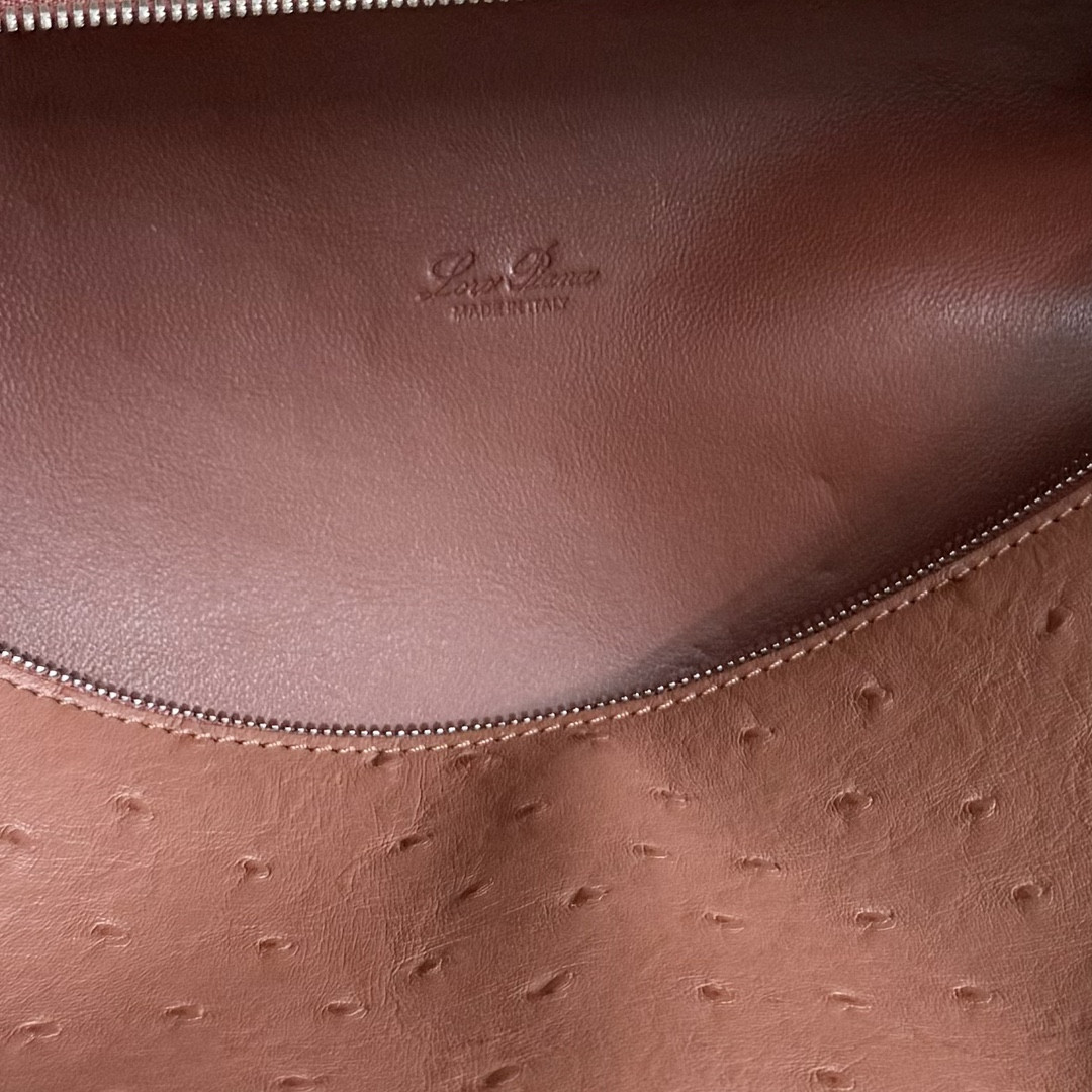 L0r0 P1ana Extra Pocket L27 Ostrich-grained Leather 16x27x10cm