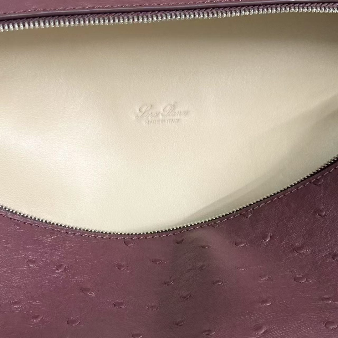 L0r0 P1ana Extra Pocket L27 Ostrich-grained Leather 16x27x10cm