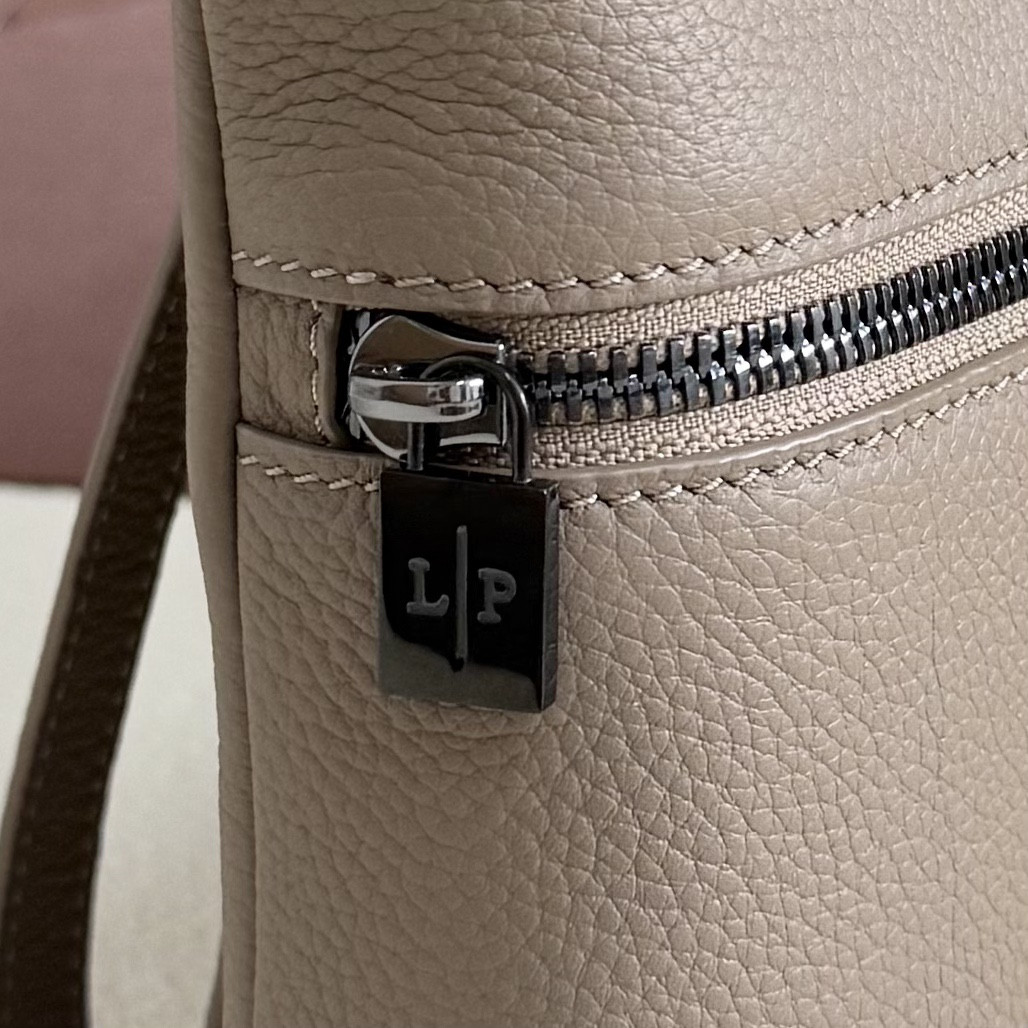 L0r0 P1ana Extra pouch L29 29x18x5cm